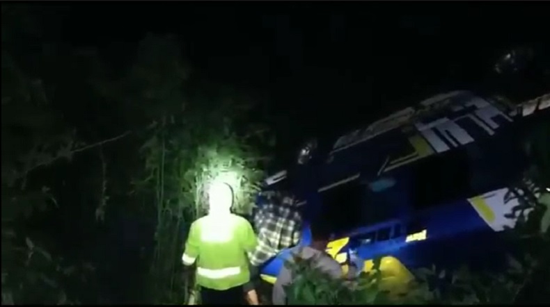 Kecelakaan di Lereng Bromo, Mobil Rombongan Wisata Pelajar SMA Terjun Bebas ke Jurang