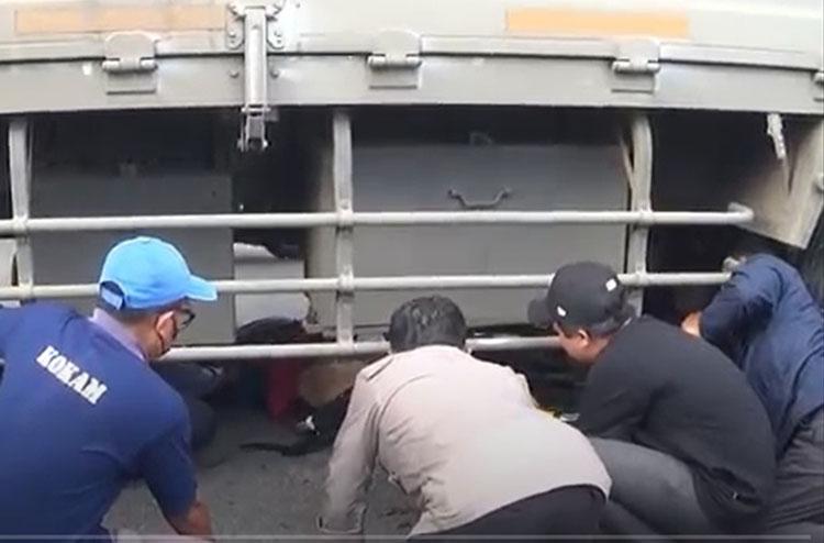 Pengendara Motor Terjepit Kolong Truk Tronton di Ring Road Selatan Jogja, Evakuasi Dramatis