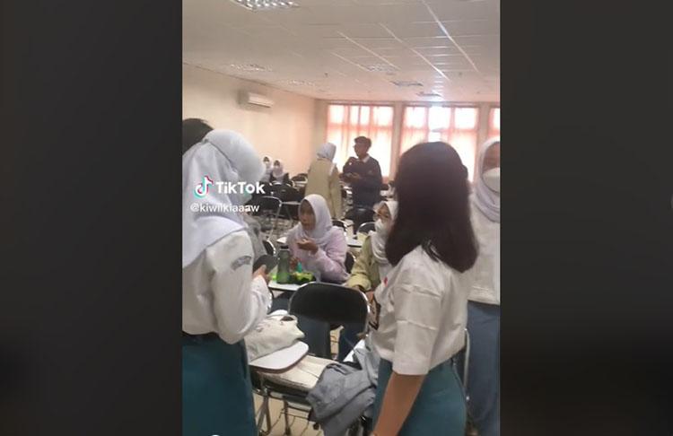 Viral, Mahasiswa Satu Kelas di UGM Pakai Seragam SMA, Dosen Kaget dan Bingung