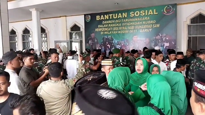 title Ribuan Warga Limbangan Garut Serbu Paket Sembako TNI AD Ribuan Warga Limbangan Garut Serbu Paket Sembako TNI AD