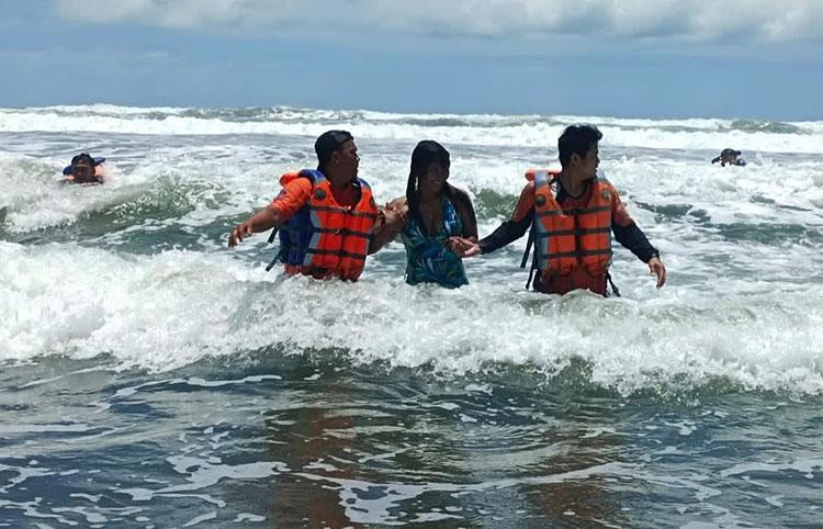 Wisatawan Prancis Terseret Ombak di Pantai Parangtritis Diselamatkan Tim SAR 