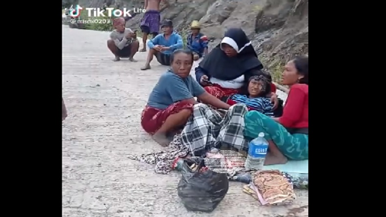Viral Ibu Melahirkan di Tengah Jalan Sekotong Lombok Barat