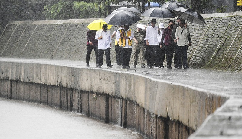 Presiden Jokowi Cek Progres Normalisasi Kali Ciliwung - Bagian 3