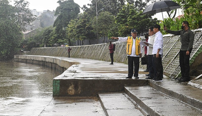 Presiden Jokowi Cek Progres Normalisasi Kali Ciliwung - Bagian 2