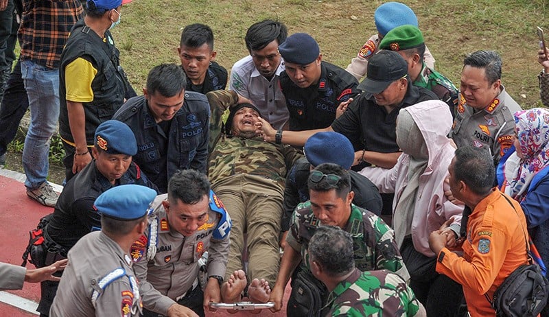 Foto-Foto Evakuasi Korban Kecelakaan Helikopter Rombongan Kapolda Jambi - Bagian 3