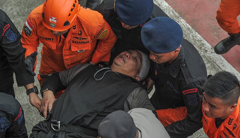 Foto-Foto Evakuasi Korban Kecelakaan Helikopter Rombongan Kapolda Jambi - Bagian 2