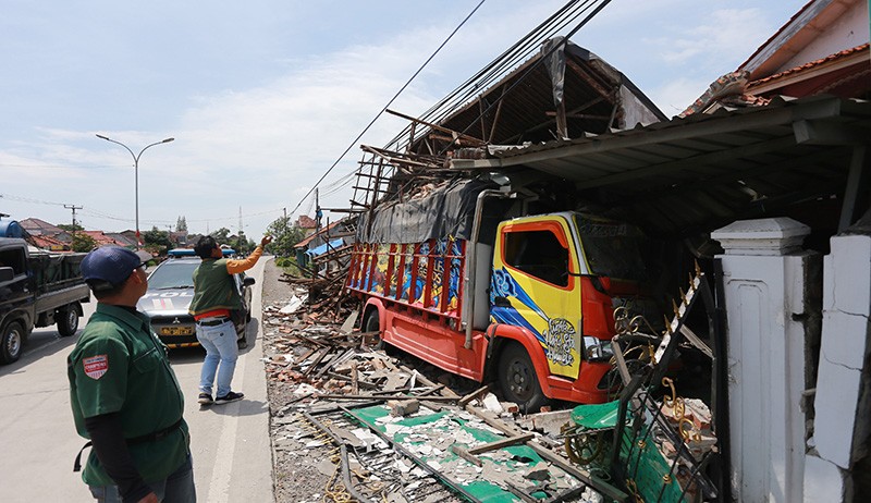 Sopir Mengantuk, Truk Bawa Pakan Ikan Tabrak Rumah di Indramayu - Bagian 2