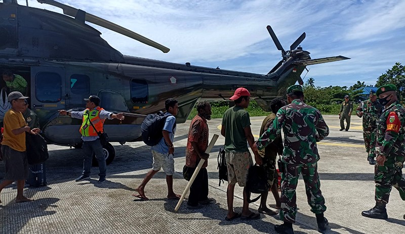 Diancam KKB Egianus Kogoya, 18 Warga Nduga Dievakuasi Satgas Damai Cartenz - Bagian 2