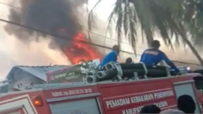 Kebakaran Toko di Area Ponpes Bata-Bata Pamekasan, Santri Panik Berhamburan