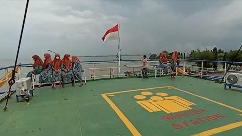 Keseruan Anak Yatim Piatu Berwisata ke KMP Kalibodri di Pelabuhan Kendal