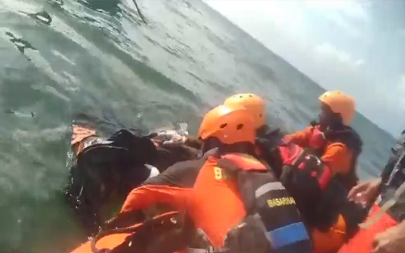 title Pria yang Diduga Lompat dari Jembatan Pangkajene Ditemukan Tewas Mengambang di Laut Pria yang Diduga Lompat dari Jembatan Pangkajene Ditemukan Tewas Mengambang di Laut