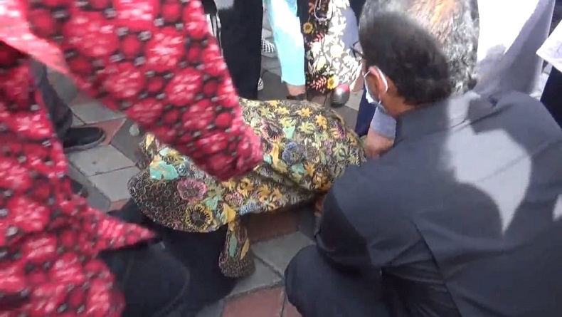 Mensos Risma Sujud di Hadapan Puluhan Penyandang Tunanetra Bandung