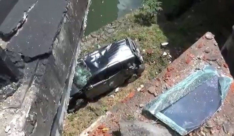 Kronologi Mobil Jatuh di Kolong Jembatan Gianyar, Diseruduk Truk usai Ganti Ban