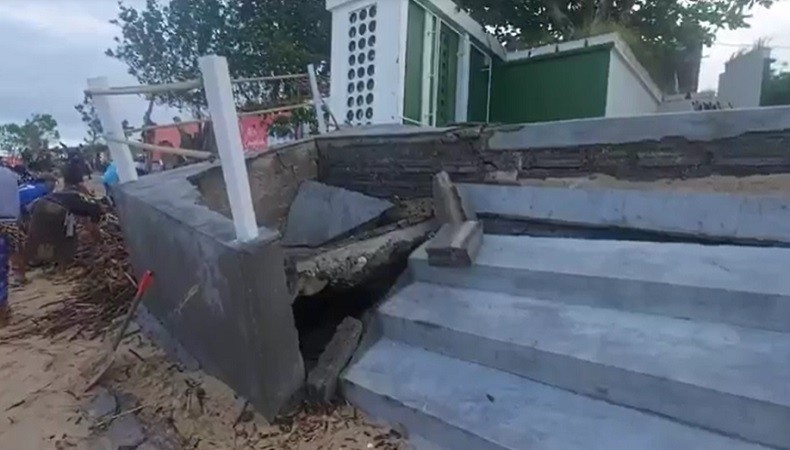 Pantai Kelan Bali Dilanda Abrasi Parah, 9 Kafe Ambruk 15 Ton Sampah Menumpuk