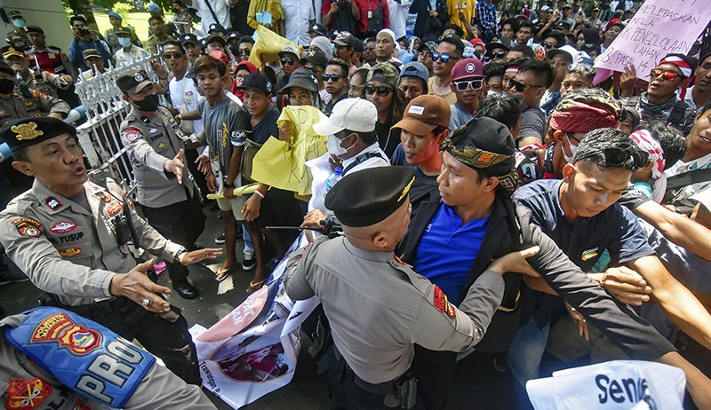 Warga Lokal NTB Unjuk Rasa Minta Pengelolaan Gili Trawangan Bukan Investor Asing - Bagian 2