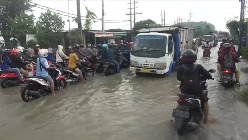 title Banjir Bandang di Gresik Ganggu Aktivitas Warga, Pabrik dan Sekolah Terpaksa Diliburkan Banjir Bandang di Gresik Ganggu Aktivitas Warga, Pabrik dan Sekolah Terpaksa Diliburkan