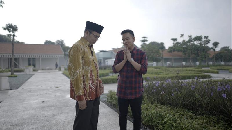  Santunnya Gibran saat Berbincang dengan TGB Zainul Majdi di Pura Mangkunegaran 