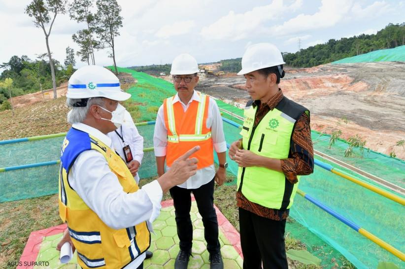 Pakai Teropong, Presiden Jokowi Tinjau Proyek Jalan Tol IKN Nusantara - Bagian 4