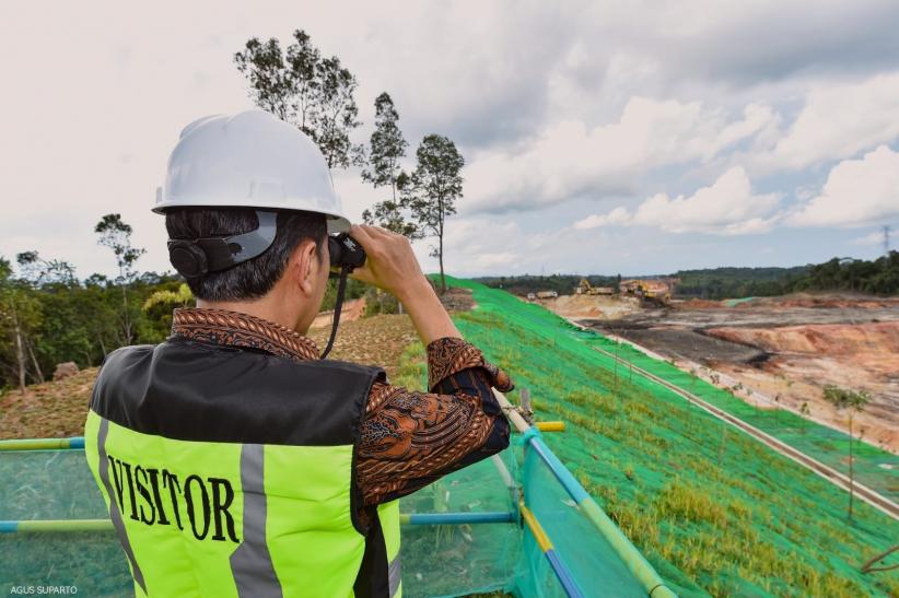Pakai Teropong, Presiden Jokowi Tinjau Proyek Jalan Tol IKN Nusantara - Bagian 2