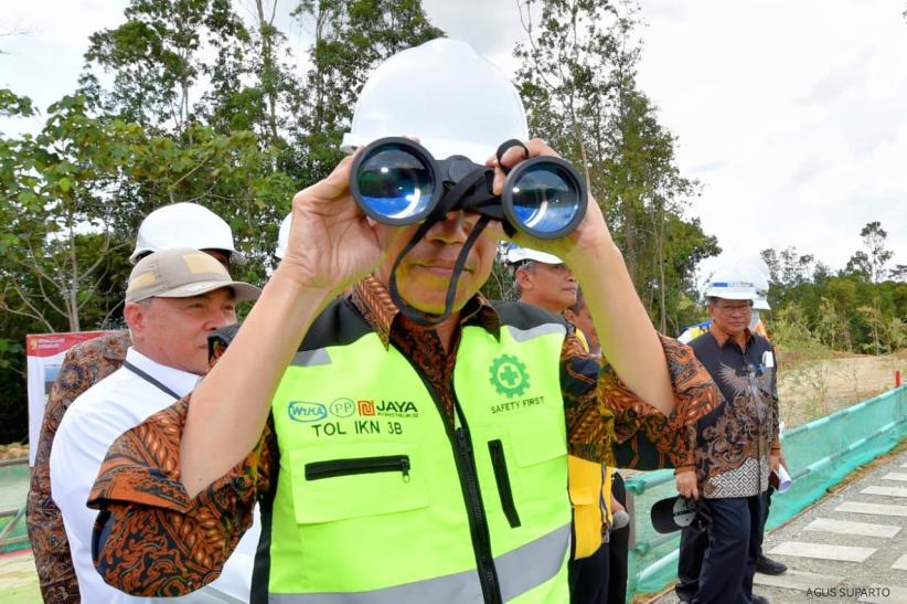 Pakai Teropong, Presiden Jokowi Tinjau Proyek Jalan Tol IKN Nusantara - Bagian 3