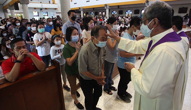 Suasana Khidmat Misa Rabu Abu di Gereja Katolik Kristus Raja Surabaya - Bagian 1