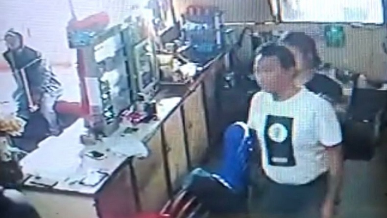 title Bos Judi Togel Diburu, 4 Anak Buah Ditangkap dengan Barang Bukti uang dan Buku Tafsir Mimpi Bos Judi Togel Diburu, 4 Anak Buah Ditangkap dengan Barang Bukti uang dan Buku Tafsir Mimpi