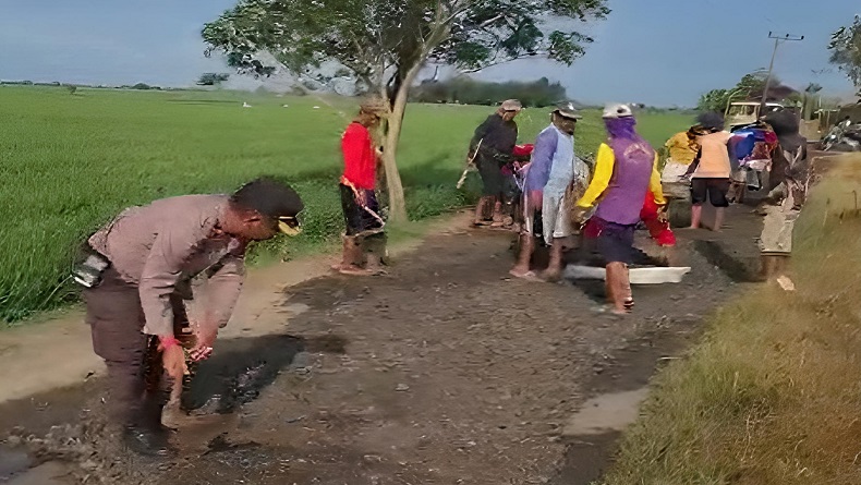 Sering Terjadi Kecelakaan, Polisi dan Warga Perbaiki Jalan Rusak di Indramayu 
