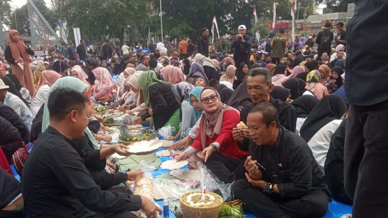 Ribuan Warga Garut Antusias Sambut Festival 1.000 Liwet HUT ke-210 Garut