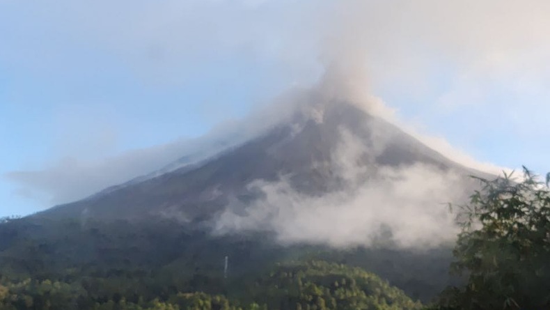 Update Gunung Karangetang: Bara Api Masih Tampak di Dinding Kubah Lava
