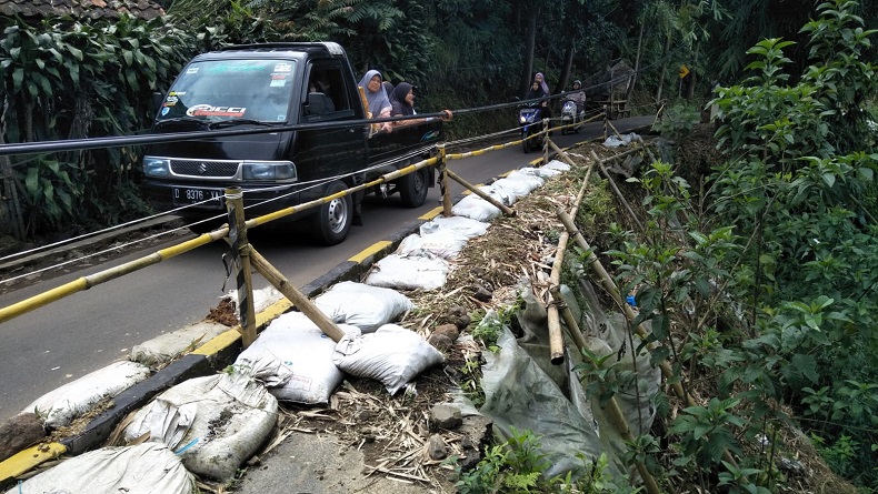 Jalan Ambles di Tugumukti Cisarua KBB Butuh Rp1 Miliar, Perbaikan Tak Bisa Tahun Ini