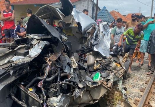 2 Tewas, Begini Kronologi KA Argo Bromo Anggrek Tabrak Mobil di Semarang