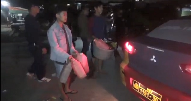 title Polisi Bubarkan Pasangan Muda-mudi Berduaan di Tepi Pelabuhan dan Warga yang Pesta Miras Polisi Bubarkan Pasangan Muda-mudi Berduaan di Tepi Pelabuhan dan Warga yang Pesta Miras