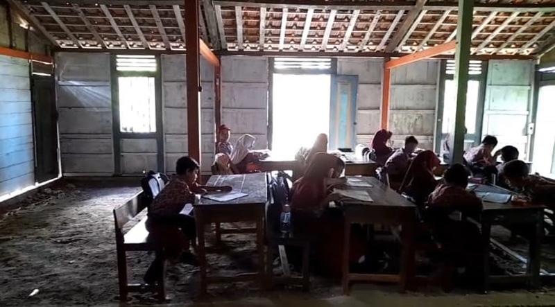 Potret Memprihatinkan Siswa SD di Blora Belajar di Rumah Berlantai Tanah dan Penuh Debu
