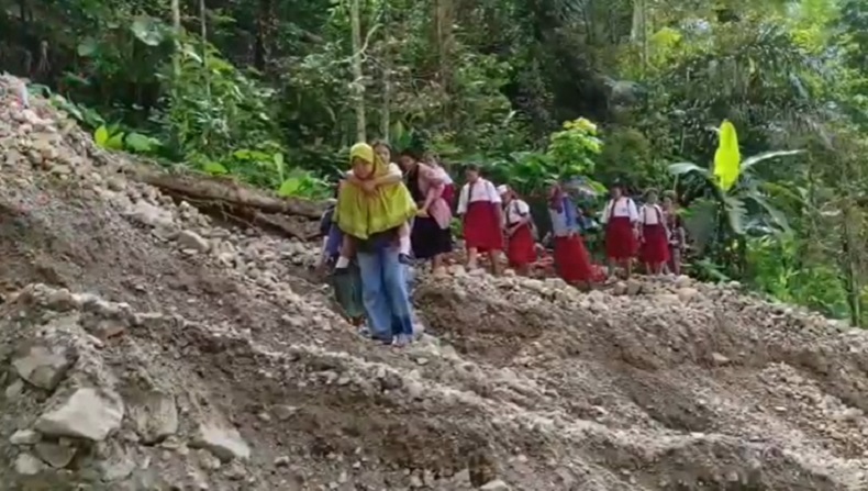 Jalan Putus, Siswa SD di Pacitan Terobos Material Longsor dan Sungai ke Sekolah