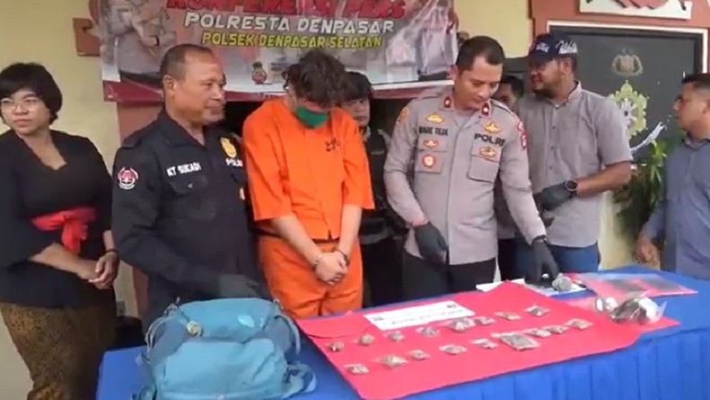 title Wisatawan asal Belarusia Bawa 17 Paket Ganja di Bali, Ngaku Beli lewat Group Chat Wisatawan asal Belarusia Bawa 17 Paket Ganja di Bali, Ngaku Beli lewat Group Chat