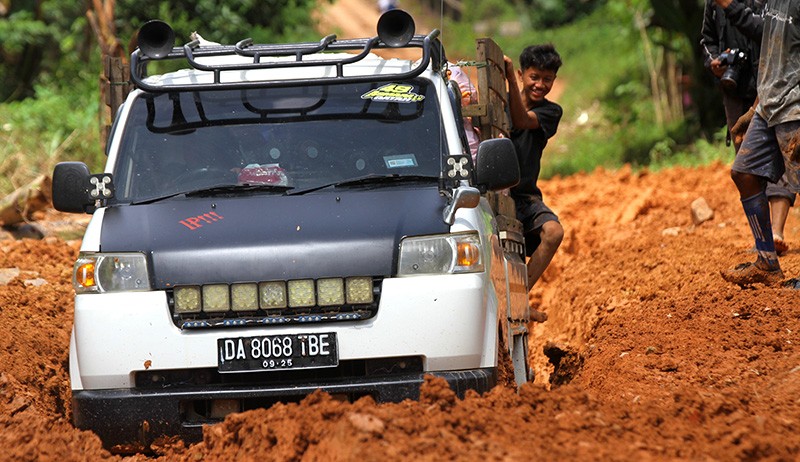 Perjuangan Warga Melintasi Jalan Utama 6 Desa yang Penuh Tanah di Banjar Kalsel - Bagian 3