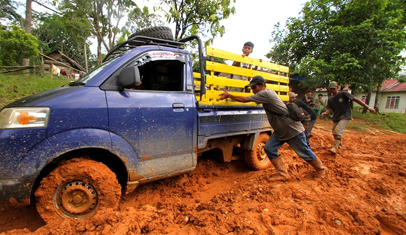 Perjuangan Warga Melintasi Jalan Utama 6 Desa yang Penuh Tanah di Banjar Kalsel - Bagian 1