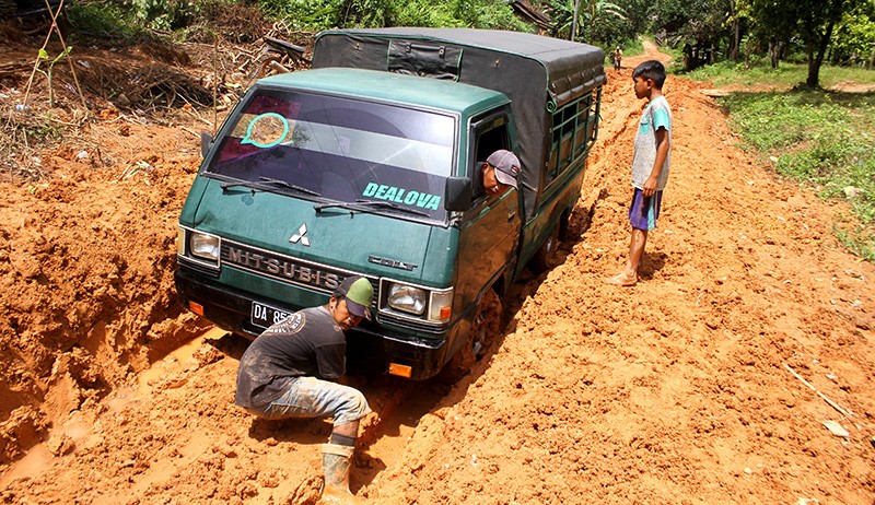Perjuangan Warga Melintasi Jalan Utama 6 Desa yang Penuh Tanah di Banjar Kalsel - Bagian 2