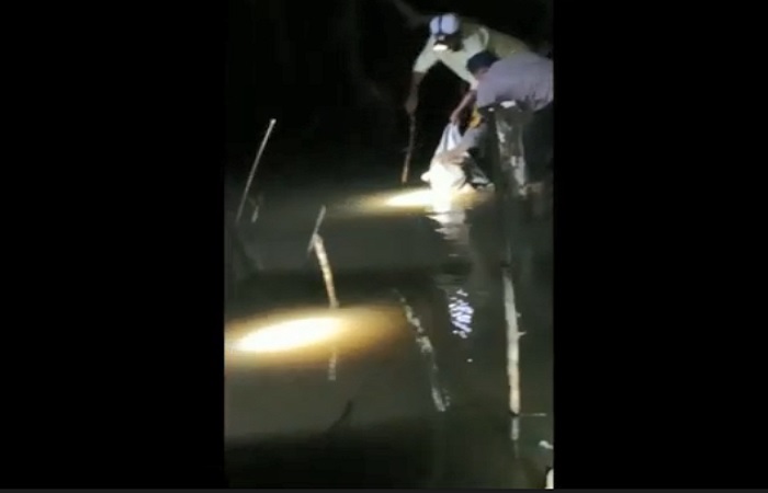 title Mayat Bayi Perempuan Ditemukan di Pinggir Muara Sungai, Diduga Hasil Hubungan Gelap Mayat Bayi Perempuan Ditemukan di Pinggir Muara Sungai, Diduga Hasil Hubungan Gelap