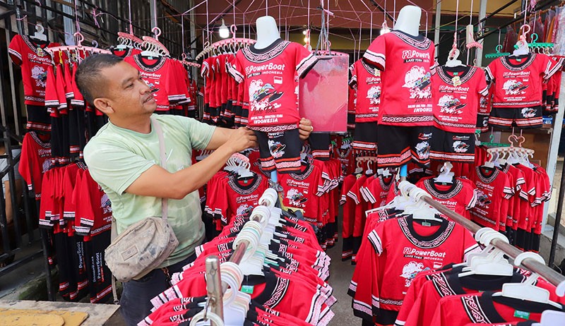 Pernak-pernik F1 PowerBoat, Penjual Warga Sekitar Danau Toba - Bagian 1