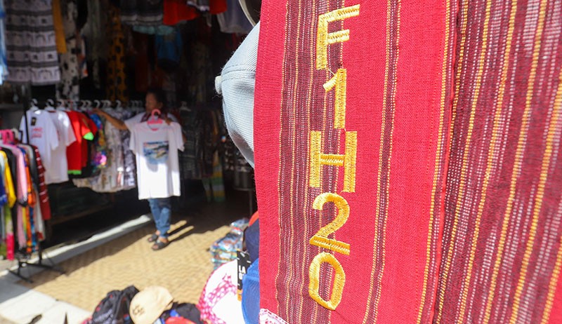 Pernak-pernik F1 PowerBoat, Penjual Warga Sekitar Danau Toba - Bagian 4