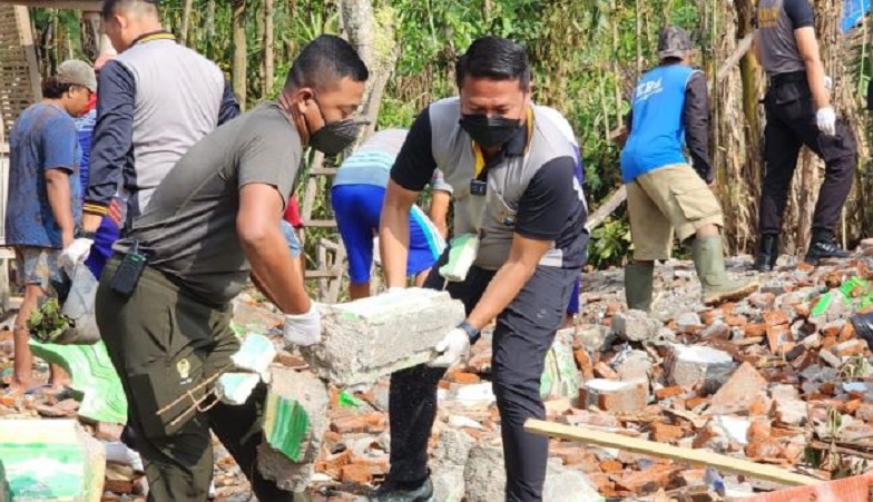 Dinilai Bikin Trauma, Puing Bangunan Imbas Ledakan di Blitar Dibersihkan