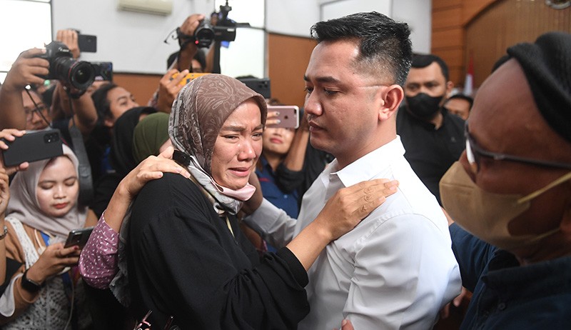 Irfan Widyanto Divonis 10 Bulan Penjara Kasus Brigadir J, Orang Tua Pingsan - Bagian 3