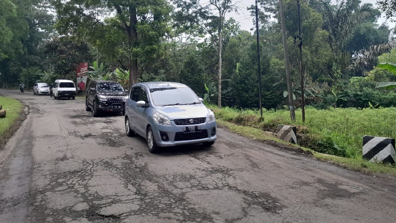 Kepala Bupati Karna Sobahi  Terbentur saat Lintasi Jalan Rusak Parah di Talaga Majalengka