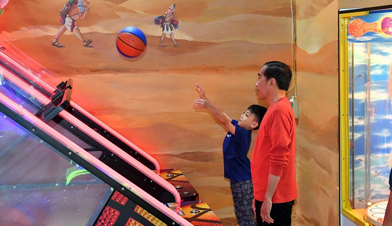 Momen Presiden Jokowi Angon Cucu, Ikut Main Basket dengan Jan Ethes - Bagian 3