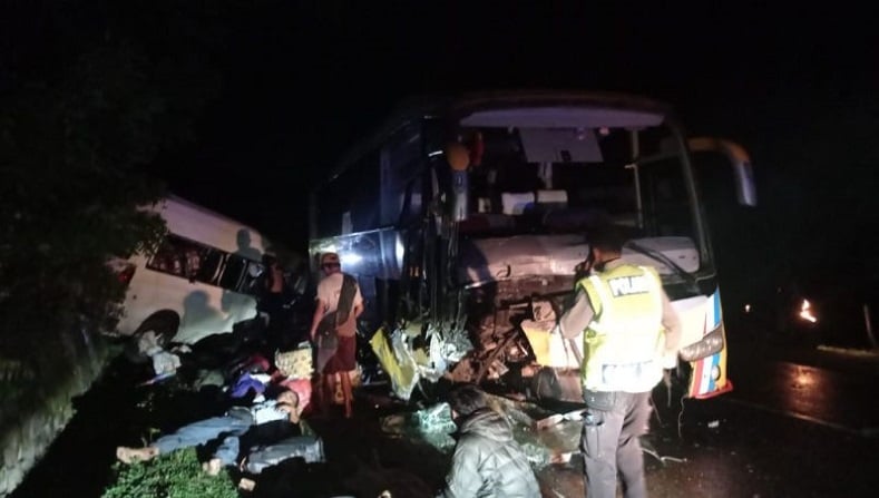 Kronologi Bus Tabrak Travel Tewaskan 6 Orang di Sumbawa Barat, Bermula Gagal Menyalip