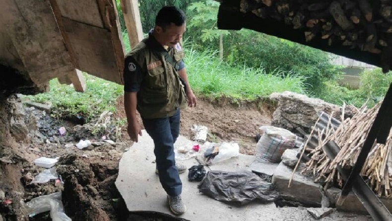 Longsoran Tebing 25 Meter Rusak Satu Rumah di Padalarang KBB, 2 Keluarga Ngungsi