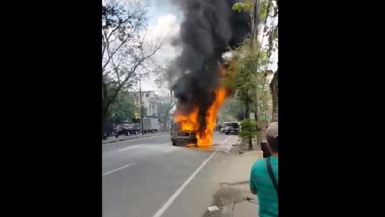 Mobil Minivan Mewah Terbakar Hebat di Medan, Terdengar 3 Kali Ledakan