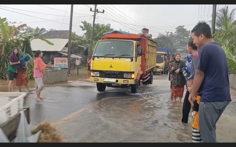 Hujan Lebat, Banjir Rendam Jalinsum dan Puluhan Rumah Warga di Muba