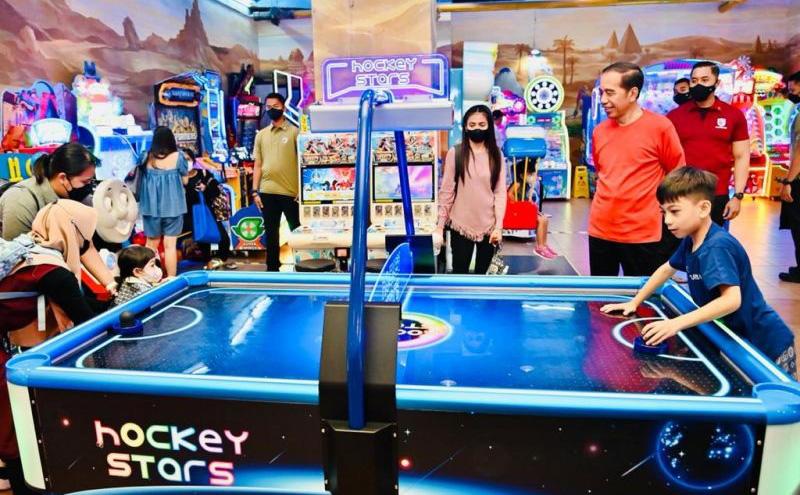 Momen Presiden Jokowi Berakhir Pekan Bermain bersama Jan Ethes dan La Lembah di Mal Semarang